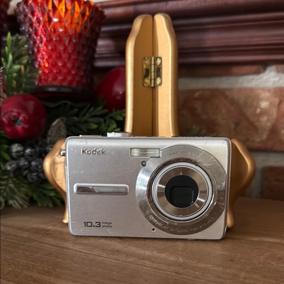 Kodak Easyshare M1063 10.3 MP Digital Camera with 3xOptical Zoom (Silver)FINAL - Picture 1 of 6